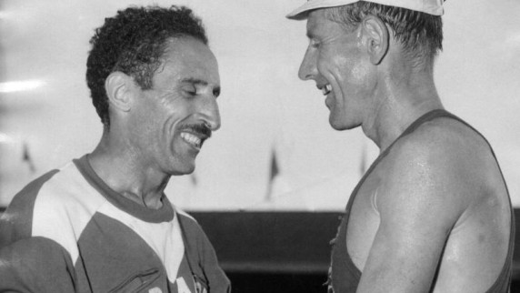 Alain-Mimoun-l-und-Emil-Zatopek-bei-den-Olympischen-Spielen-1956-in-Melbourne